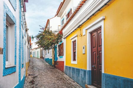 Farbige Häuser Strasse in Ferragudo, Algarve, Portugal